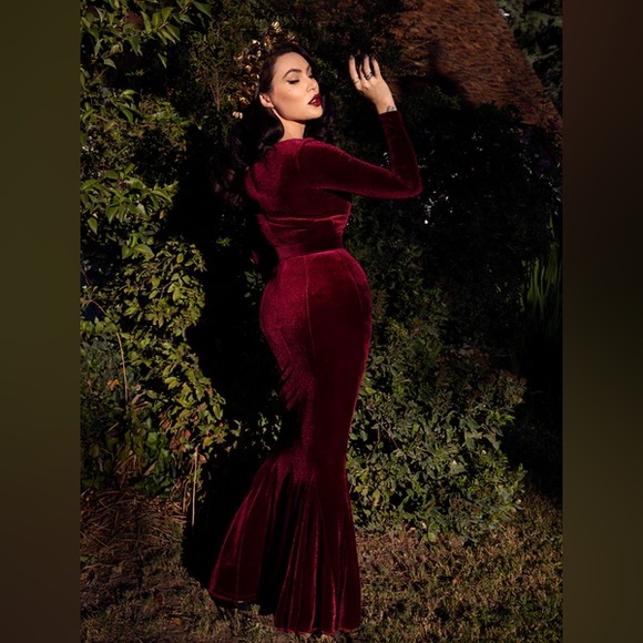 La Femme en Noir Black Marilyn oxblood velvet gown, size XL - Picture 4 of 5